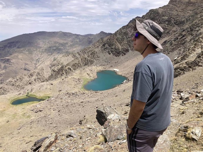 Archivo - Visintante junto a una laguna glaciar en Sierra Nevada.