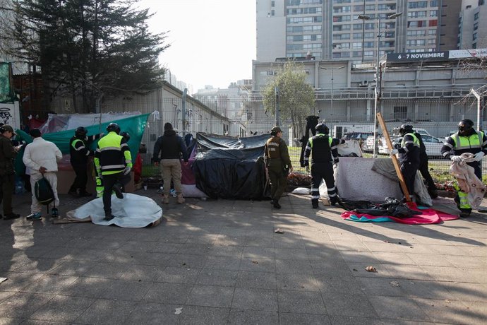 Santiago, 20 de Agosto de 2026.  La municipalidad de Santiago junto a Carabineros realizan operativo de retiro de Rucos y gente en situacion de calle en eje San Pablo y distintos puntos de la comuna debido a denuncia de vecinos  Diego Martin /Aton Chile