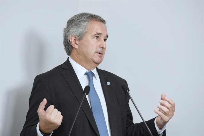 (Foto de ARCHIVO)  El secretario de Finanzas de la República Argentina, Pablo Quirno, interviene durante un encuentro Foro América organizado por Europa Press, en Estudio de Comunicación, a 12 de junio de 2025, en Madrid (España).    Fernando Sánchez /