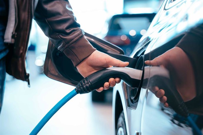 Archivo - Los modelos eléctricos mantienen una salud en su batería en torno al 90% tras superar los 150.000 km