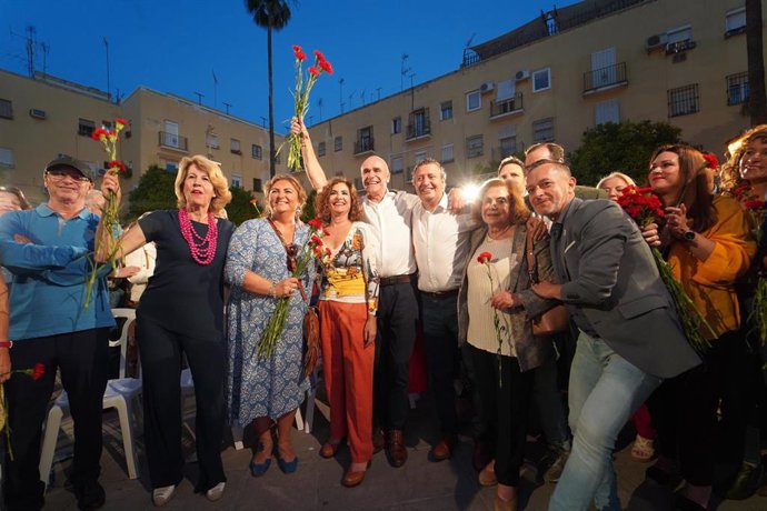 Archivo - La líder del PSOE-A, María Jesús Montero (C), junto al candidato del PSOE a la Alcaldía de Sevilla, Antonio Muñoz (5D), en el acto de cierre de campaña de las municipales de 2023 en Sevilla. (Foto de archivo).