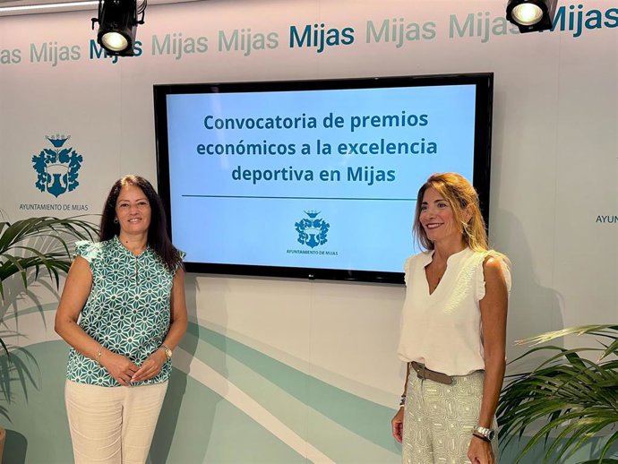La alcaldesa de Mijas (Málaga), Ana Mata, y la concejala de Deportes, María Francisca Alarcón, presenta la nueva línea de premios para la excelencia deportiva.