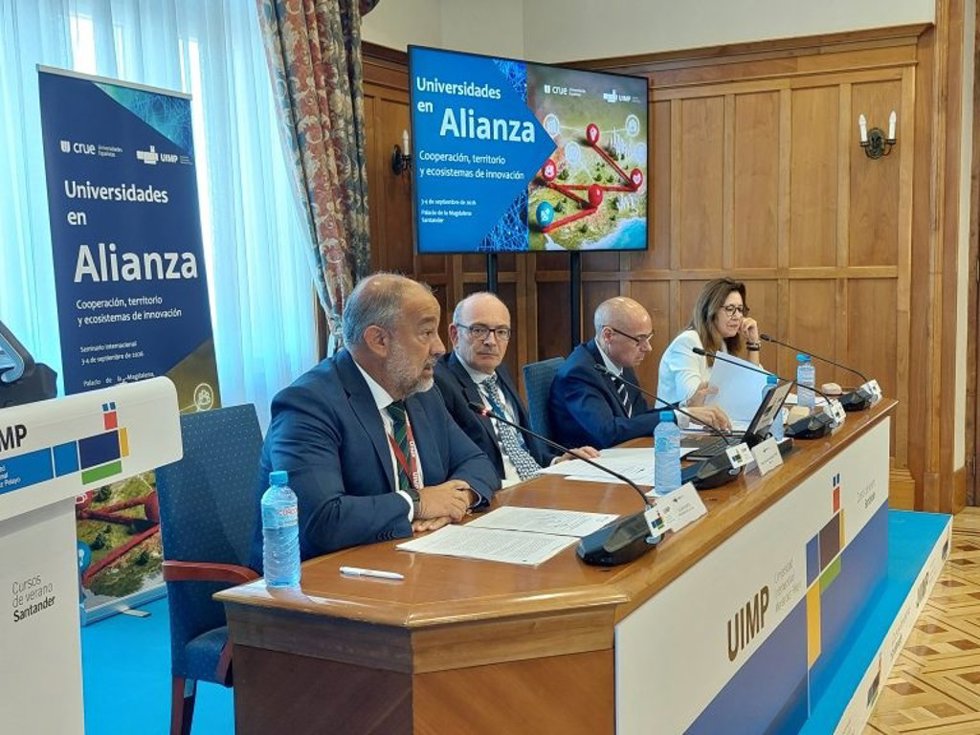 El presidente de la Conferencia de Rectores de las Universidades Españolas (CRUE) y rector de la Universidad de Castilla-La Mancha, Julián Garde López-Brea, participa en un curso en la UIMP.