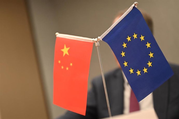 Archivo - Banderas de China y la Unión Europea.