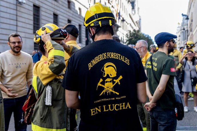 Archivo - Varios bomberos forestales protestan durante una concentración de efectivos de las Brigadas Forestales contratados por Tragsa que trabajan en la Comunidad de Madrid, frente al Ministerio de Hacienda, a 3 de septiembre de 2025, en Madrid (España)
