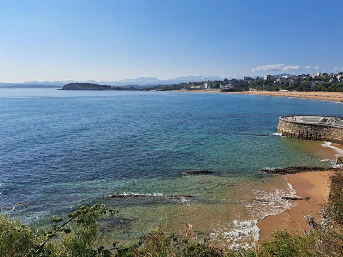 Archivo - Un día soleado de verano en la zona de El Sardinero (Santander)