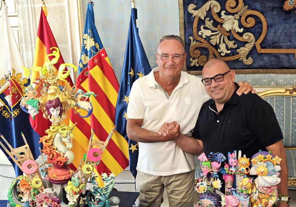 Pedro Espadero (i) y Sergio Gómez (d), este jueves en el Salón Azul del Ayuntamiento de Alicante