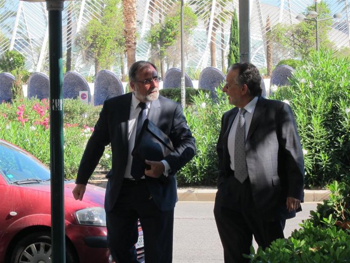 Archivo - Imagen de archivo del exvicealcalde de València con Rita Barberá, Alfonso Grau, a la derecha de la imagen, junto a su letrado (izquierda)