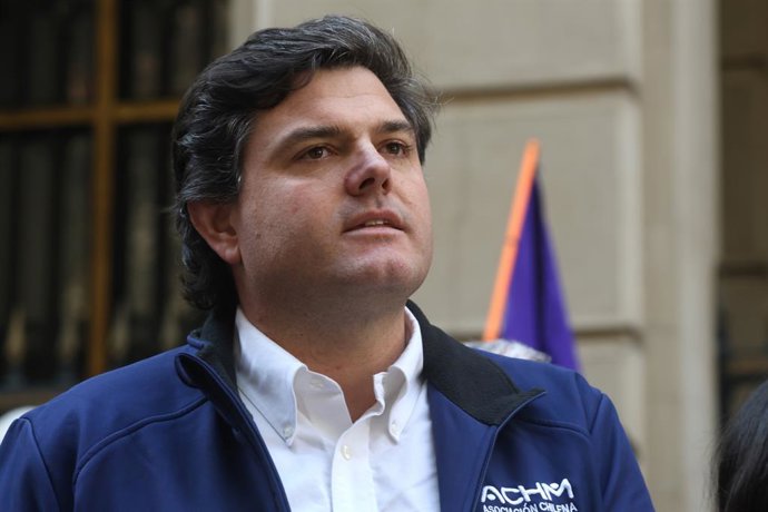 Santiago, 28 de julio 2025. Tras la desaparicion de la concejala de Villa Alegre, Maria Ignacia Gonzalez, sus cercanos, alcaldesas y alcaldes de las Asociaciones de Municipalidades, ACHM, AMUCH y AMUR, realizan una marcha por el centro de Santiago