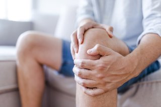 Archivo - Imagen de una persona con molestias en la rodilla.