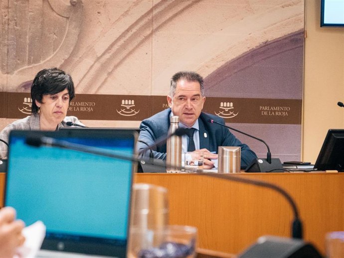 Archivo - Eloy Madorrán, interviene en el Parlamento en su etapa coo director general de Deportes del Gobierno de La Rioja,