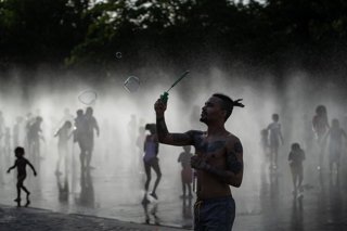 (Foto de ARCHIVO)  Varias personas se refrescan en las fuentes de Madrid Río, a 23 de junio de 2026, en Madrid (España). La Comunidad de Madrid mantiene activo el nivel 2 de "riesgo alto" por calor en toda la región ante una previsión de la Agencia