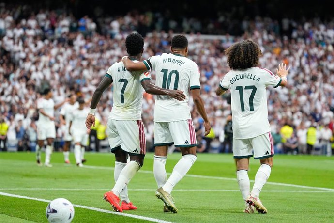 Vinícius Júnior, Kylian Mbappé y Marc Cucurella celebran un gol del Real Madrid CF en el Santiago Bernabéu.