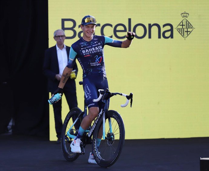 Archivo - Arquivo - 2 de julho de 2026, Sabadell, Barcelona, Espanha: Barcelona, Espanha, 2 de julho de 2026. Jakob Omrzel (Bahrain Victorious) observa durante a apresentação do Tour de France 2026 no Palau Sant Jordi, em 2 de julho de 2026, em Barcelona.
