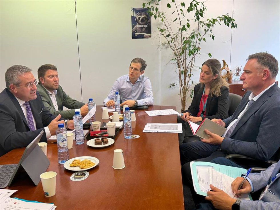 L consejero Joaquín Buendía durante la reunión que ha mantenido con el director en funciones de Planes Estratégicos de la PAC de la Dirección General de Agricultura y Desarrollo Rural de la Comisión Europea, Mariusz Migas