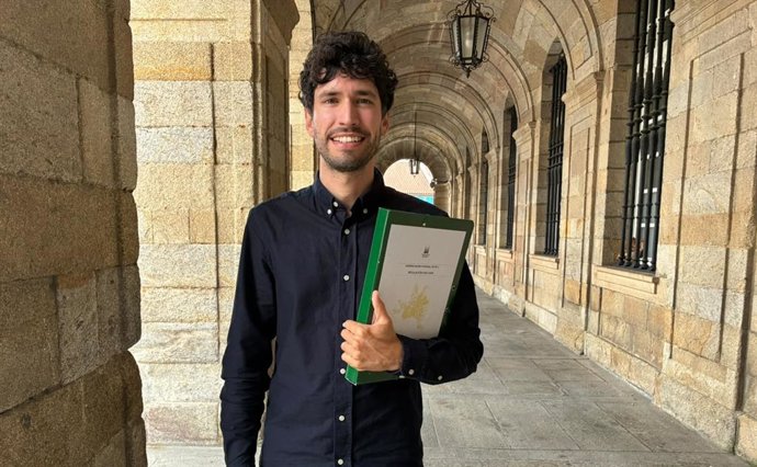 El concejal de Urbanismo de Santiago, Iago Lestegás, en la entrada al Pazo de Raxoi.