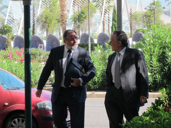 Archivo - Arxiu - Imatge d'arxiu de l'exvicealcalde de València amb Rita Barberá, Alfonso Grau, a la dreta de la imatge, junt amb el seu lletrat (esquerra)