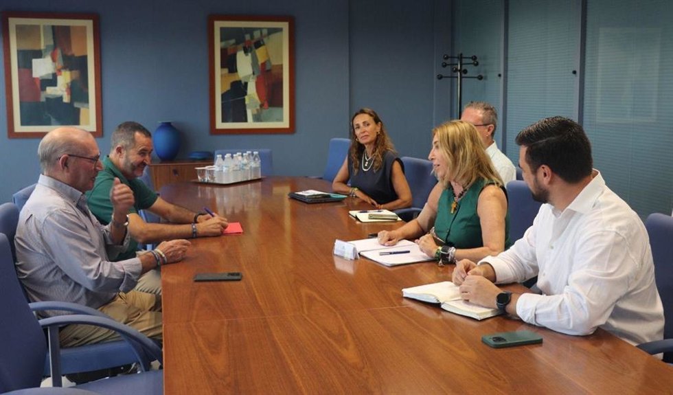 La delegada territorial de Economía, Hacienda y Fondos Europeos en Cádiz, Inmaculada Olivero, y el delegado territorial de Agricultura, Pesca, Agua y Desarrollo Rural, Francisco Moreno, con miembros de la Cofradía de Pescadores de Sanlúcar de Barrameda.