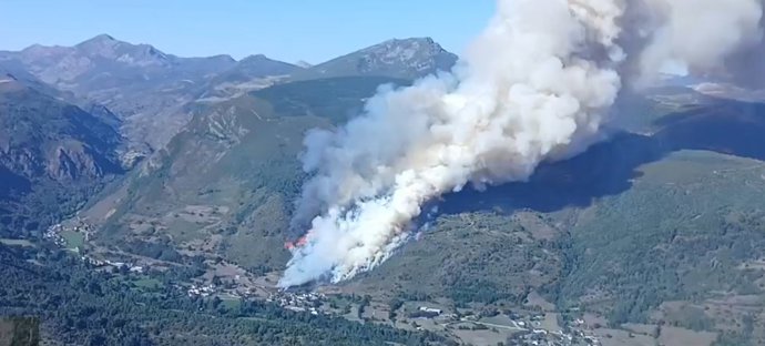 Declarado nivel 2 un incendio en Sosas de Laciana (León) por riesgo para la población