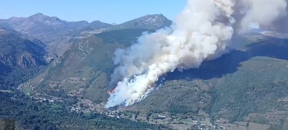 Declarado nivel 2 un incendio en Sosas de Laciana (León) por riesgo para la población