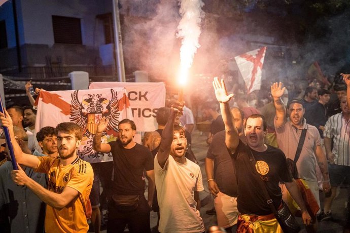 Archivo - Decenas de personas durante una manifestación ante la embajada de Marruecos en Madrid, a 2 de agosto de 2026, en Madrid (España). 