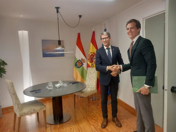 El presidente del Gobierno de La Rioja, Gonzalo Capellán, recibe al portavoz del Grupo Parlamentario de Vox, Ángel Alda.