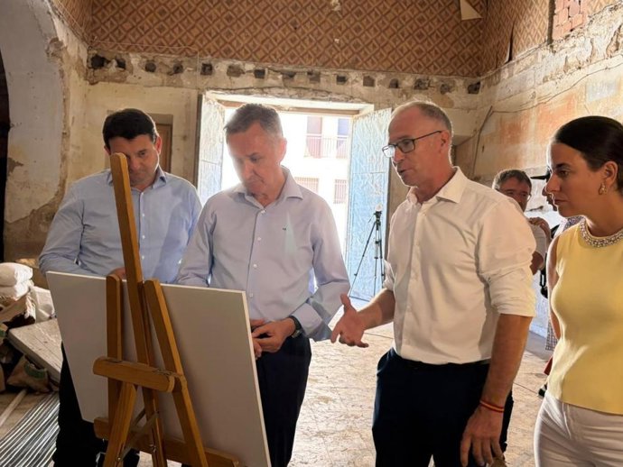 El consejero de Medio Ambiente y Turismo, Luis Biendicho y la directora general de Turismo y Hostelería, María Nogueras, junto al alcalde de Alcañiz, Miguel Ángel Estevan y el concejal de Patrimonio Cultural y Desarrollo, Carlos Andreu en Alcañiz.