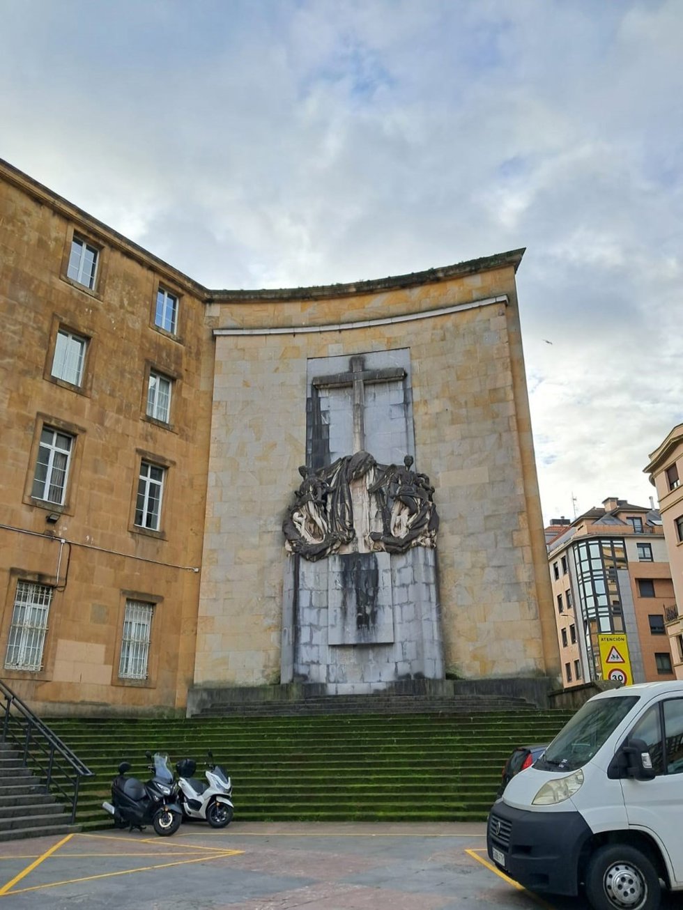 Archivo - Monumento a los 'Héroes del Simancas', en Gijón.