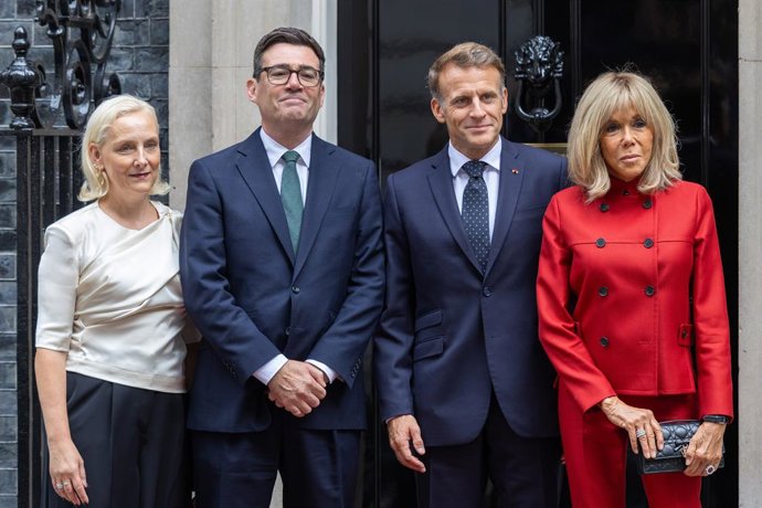 3 de setembro de 2026, Londres, Reino Unido: (da esquerda para a direita), Marie-France van Heel e o primeiro-ministro britânico, Andy Burnham, posam com o presidente francês Emmanuel Macron e a primeira-dama da França, Brigitte Macron, em frente ao númer