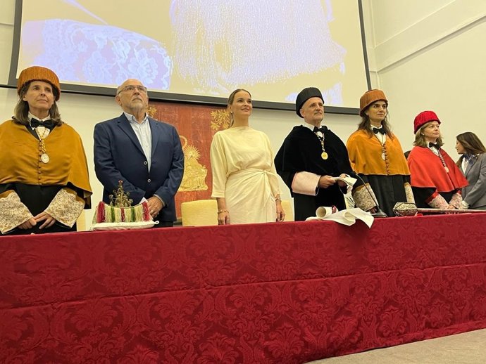 Archivo - En el centro de la mesa, la presidenta del Govern, Marga Prohens, y el rector de la UIB, Jaume Carot, en el acto de apertura del año académico 2023-2024.