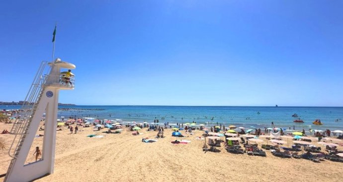 Fotografía de archivo de la playa del Postiguet, en Alicante