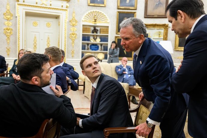 Archivo - El presidente de Ucrania, Volodimir Zelenski, habla con el enviado especial, Steve Witkoff, durante una reunión en la Casa Blanca en agosto de 2025.