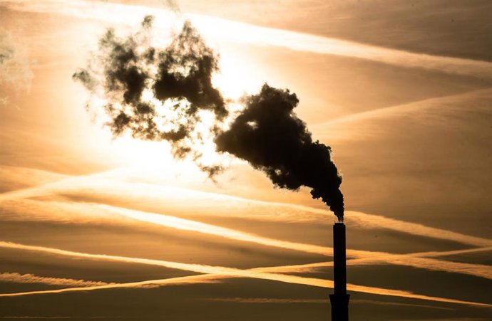 Archivo - El humo se eleva desde una chimenea de la planta principal de tratamiento de aguas residuales de Stuttgart-Muehlhausen (Alemania) a primera hora de la mañana, a 10 de abril de 2023. 