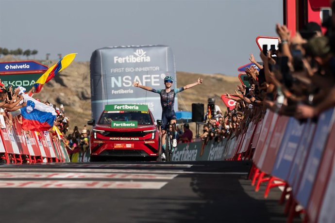 El ciclista del Bahrain Victorius, Jakob Omrzel vence en el observatorio de el Calar Alto donde hoy ha terminado la duodécima etapa de la Vuelta a España 2026.
