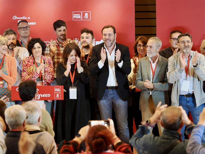 Archivo - El secretario general del PSOE de Valladolid, Óscar Puente, junto a miembros de la Ejecutiva provincial en el Congreso celebrado en abril de 2025, cuando fue reelegido para el cargo.