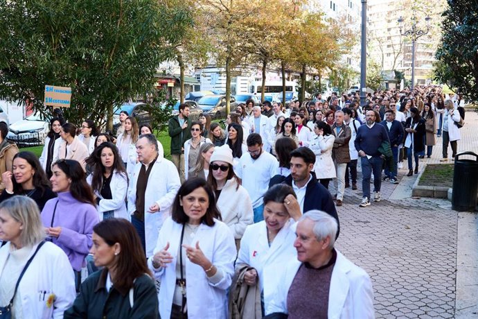 Archivo - Decenas de médicos durante una concentración convocada por el Sindicato Médico contra el Estatuto Marco propuesto por el Ministerio de Sanidad, a 11 de diciembre de 2025, en Santander, Cantabria (España). 