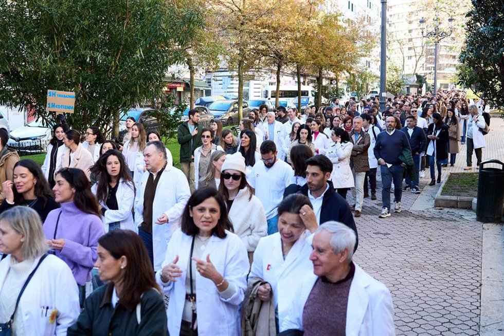 Archivo - Decenas de médicos durante una concentración convocada por el Sindicato Médico contra el Estatuto Marco propuesto por el Ministerio de Sanidad, a 11 de diciembre de 2025, en Santander, Cantabria (España). 