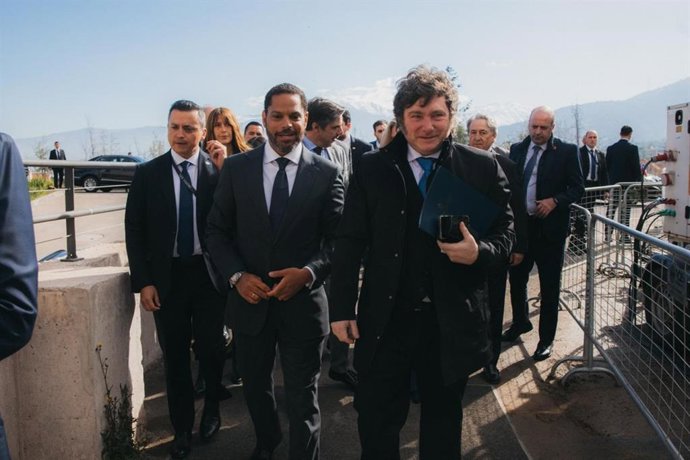 El secretario general de Vox, Ignacio Garriga (i), y el presidente de Argentina, Javier Milei (i), en la V cumbre del Foro de Madrid convocada bajo el lema 'Una nueva era para Iberoamérica', a 3 de septiembre de 2026, en Santiago de Chile (Chile).