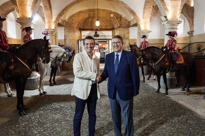 José María Bellido (izda.) y Rafael Blanco, tras la firma del acuerdo.