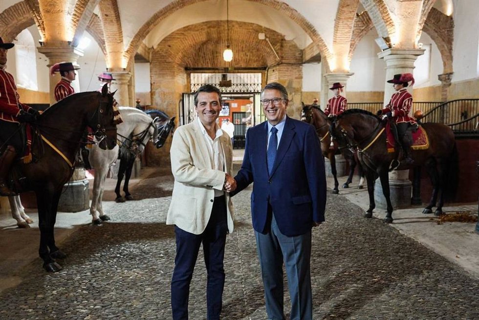 José María Bellido (izda.) y Rafael Blanco, tras la firma del acuerdo.