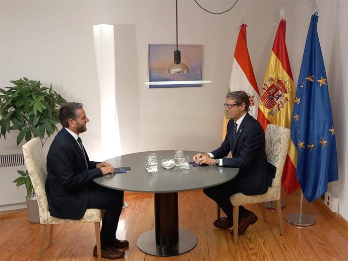 El presidente del Gobierno de La Rioja, Gonzalo Capellán, junto al portavoz del GPS, Javier Garcia