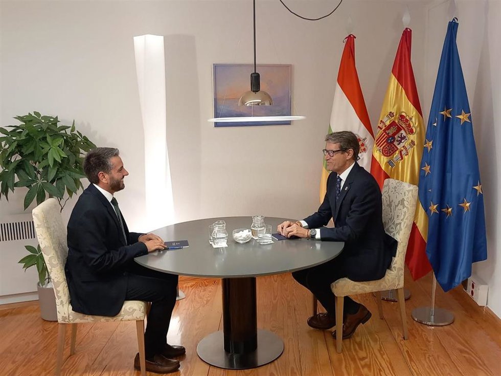 El presidente del Gobierno de La Rioja, Gonzalo Capellán, junto al portavoz del GPS, Javier Garcia