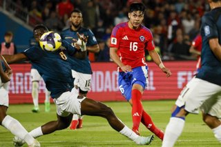 Futbol, Chile vs Ecuador. Primera rueda, clasificatorias al Mundial 2026. El jugador de la seleccion chilena Dario Osorio, derecha, disputa el balon con William Pacho de Ecuador durante el partido clasificatorio al Mundial 2026 realizado en el estadio