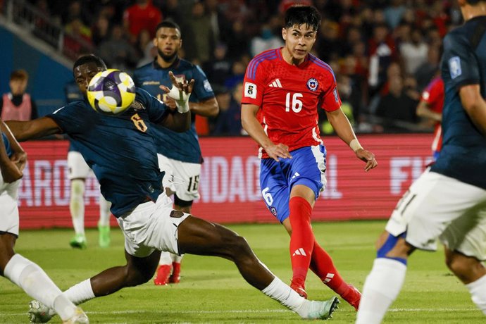 Futbol, Chile vs Ecuador. Primera rueda, clasificatorias al Mundial 2026. El jugador de la seleccion chilena Dario Osorio, derecha, disputa el balon con William Pacho de Ecuador durante el partido clasificatorio al Mundial 2026 realizado en el estadio