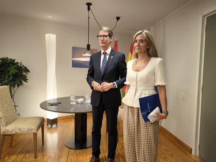 El presidente del Gobierno riojano, Gonzalo Capellán, se reúne con la portavoa del Grupo Parlamentario Popular, Cristina Maiso, en el Parlamento de La Rioja