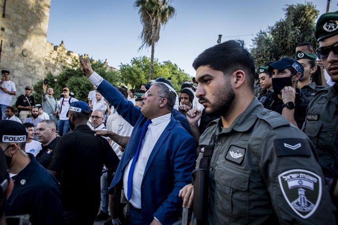 Archivo - Arquivo - 14 de maio de 2026, Jerusalém, Israel: O ministro da Segurança Nacional de Israel, Itamar Ben Gvir, acena para seus apoiadores em frente ao Portão de Damasco, em Jerusalém. Nacionalistas israelenses, muitos deles adolescentes e jovens 