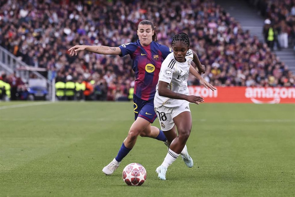Archivo - Patri Guijarro y Linda Caicedo pelean por un balón en el FC Barcelona Femení-Real Madrid de la Liga de Campeones 25-26