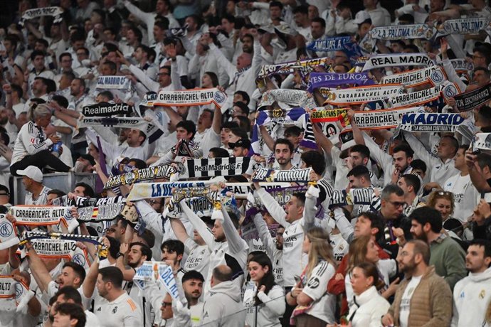 Archivo - Aficionados del Real Madrid durante un partido de Champions en el Santiago Bernabéu