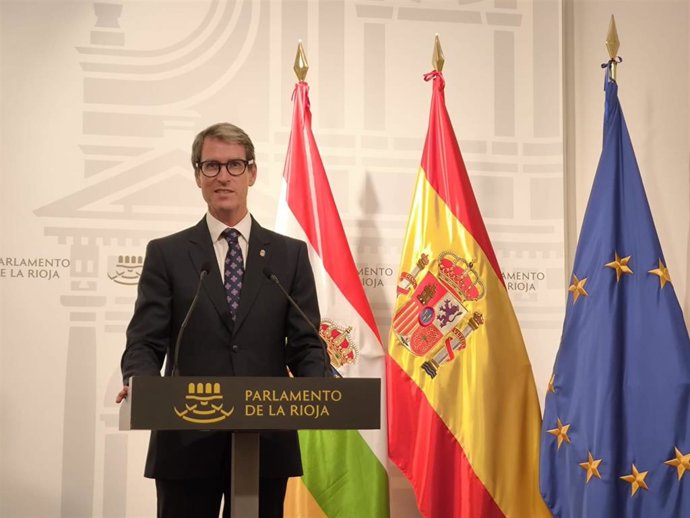 El presidente del Gobierno riojano, Gonzalo Capellan, en una comparecencia de prensa en el Parlamento