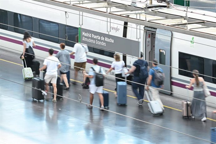Archivo - Varias personas subiéndose a un tren de Renfe, en una imagen de archivo